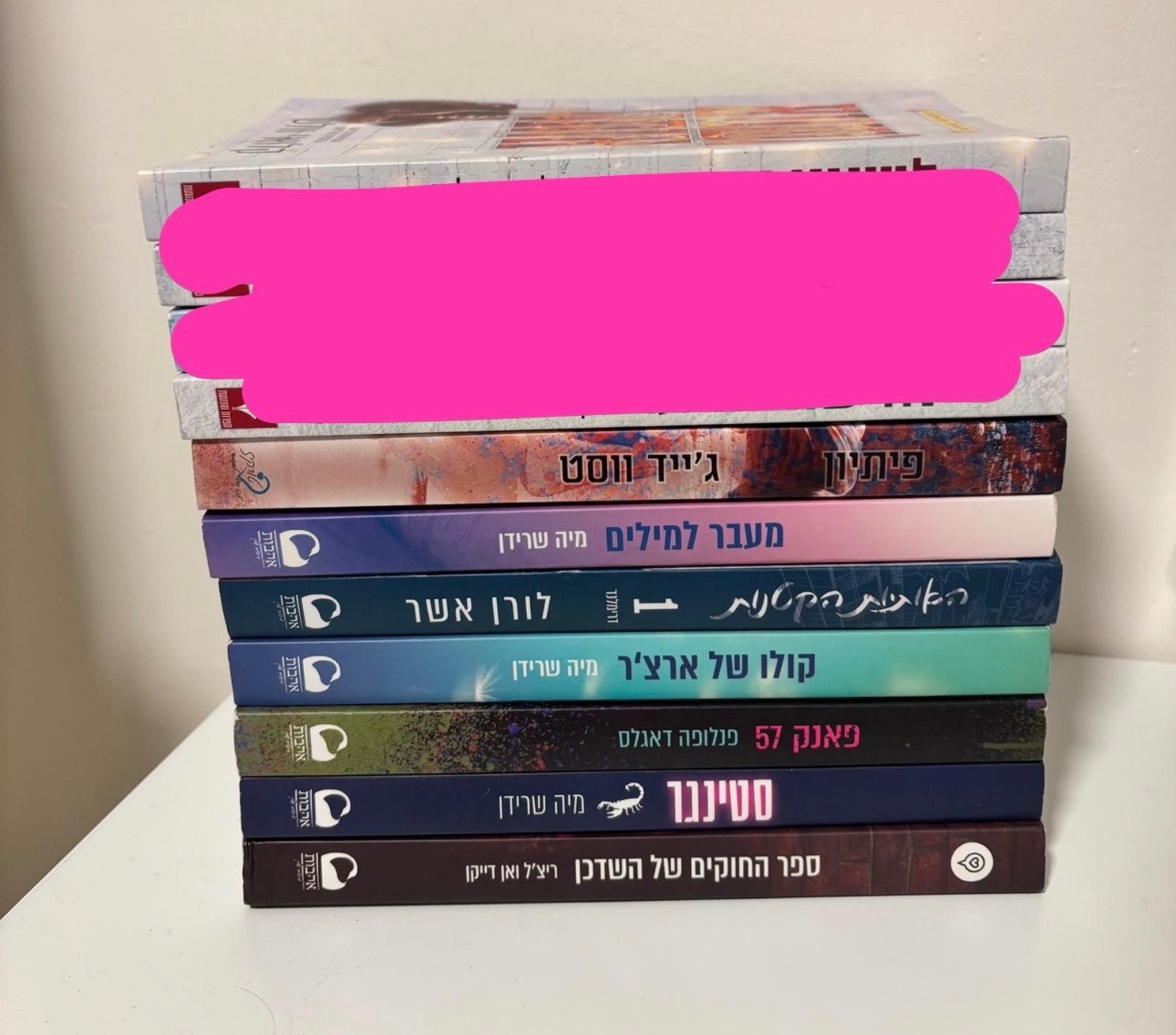 מגוון ספרים מהז׳אנר הרומנטי